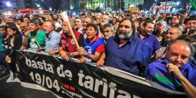 Fue multitudinaria la �Marcha de las Velas� convocada por las CTA y Camioneros