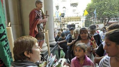 Miles de fieles celebran hoy la fiesta del popular San Expedito, santo de las causas urgentes