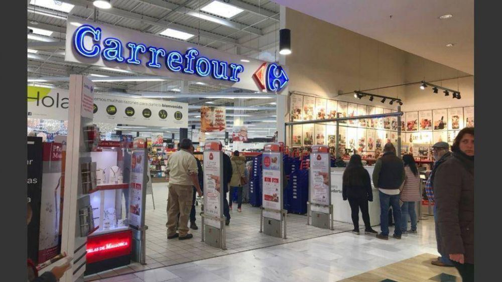 Comercio no logra frenar despidos en Carrefour y los trabajadores comienzan medidas de fuerza