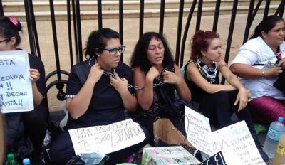 IOMA: prestadores m�dicos se encadenaron frente a Gobernaci�n
