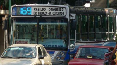 Otro paro de colectivos: delincuentes apu�alaron a un chofer de la l�nea 169