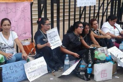 Se encadenaron en Gobernaci�n, no las escucharon y encima un auto atropell� a una mujer en la protesta
