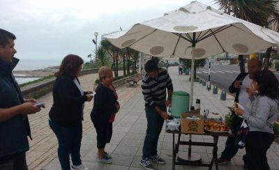 Conflicto en la Boston: trabajadores siguen con la protesta y regalaron medialunas y caf�