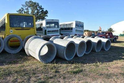 El Municipio compr� 60 ca�os de hormig�n armado para continuar con el trabajo de alcantarillado en Villa �ngela