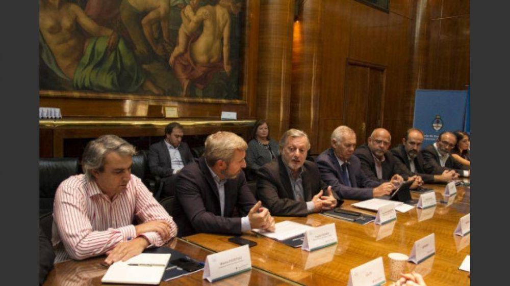 La Casa Rosada enfrenta a gobernadores e intendentes por la baja de impuestos