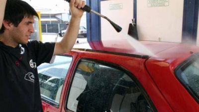 Buscan prohibirle el uso de agua potable a los lavaderos de autos