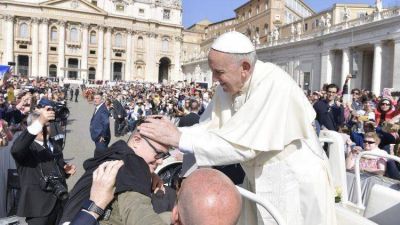 No estamos solos en la lucha contra el mal. Catequesis del Papa