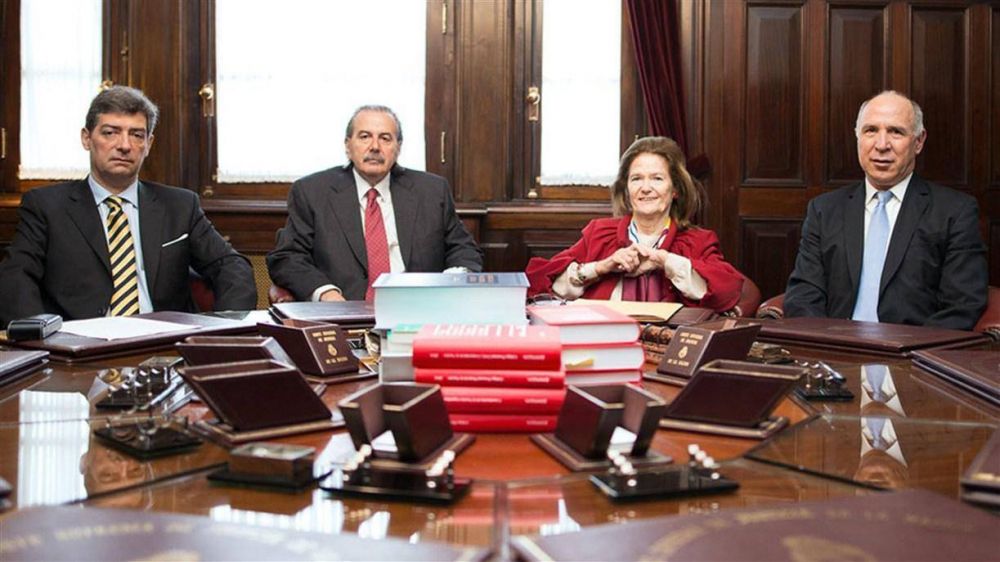 Para la Corte, la mera prestacin de servicios no implica relacin laboral