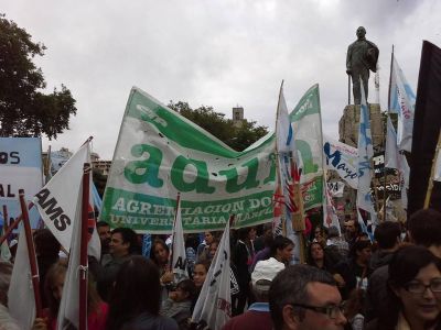 Docentes universitarios e investigadores del Conicet marchan contra los ajustes