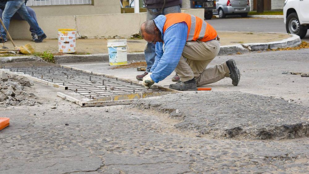 Obras P�blicas: Reparan bocas de tormenta y reductores de velocidad