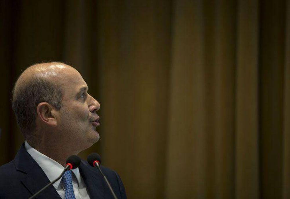 El Banco Central vendi� U$S 853 millones, el d�lar subi� igual y el Gobierno dice que es normal