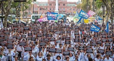 Docentes: sentada, pedido de audiencia a Macri y rev�s judicial