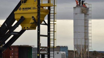 Temeraria protesta de exobreros de CPC al treparse a un silo cementero
