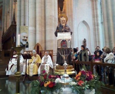 La reliquia del Padre P�o en la catedral de La Plata