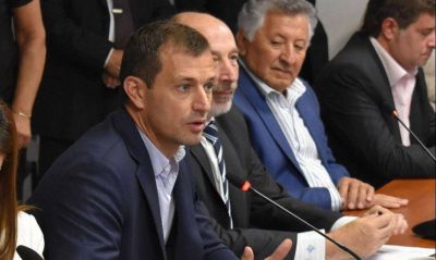 El peronismo insiste con las tarifas y lleva 20 intendentes a Diputados