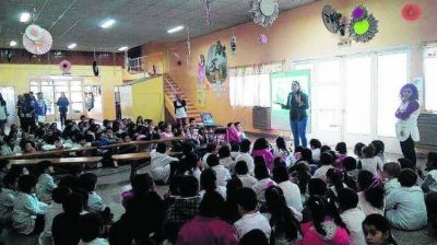 Capacitan a estudiantes sobre residuos
