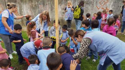 La Municipalidad junto a la escuela N�505 y el jard�n N�290 avanzan con el plan de arbolado