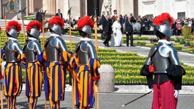El Papa a los nuevos guardias suizos: 