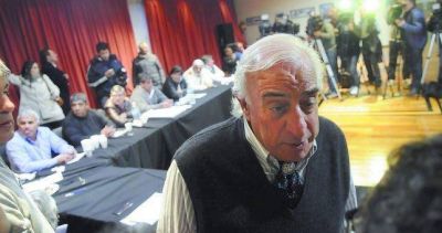 Roberto Fernandez se pronunci� a favor de un paro general antes del Mundial