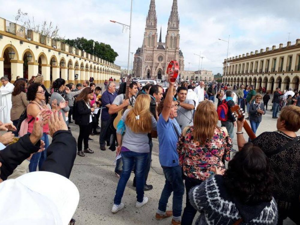 La comunidad de Mor�n puso a los pies de la Virgen de Luj�n su S�nodo Diocesano