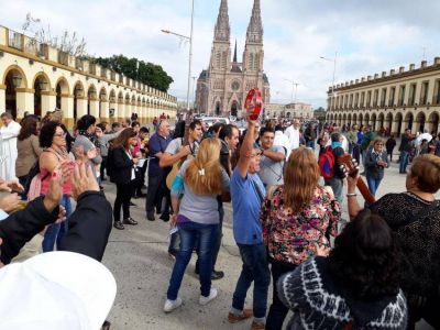 La comunidad de Mor�n puso a los pies de la Virgen de Luj�n su S�nodo Diocesano