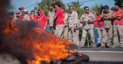 Los 350 operarios siguen tomando Vassalli y hay temor de que Firmat se convierta en un pueblo fantasma