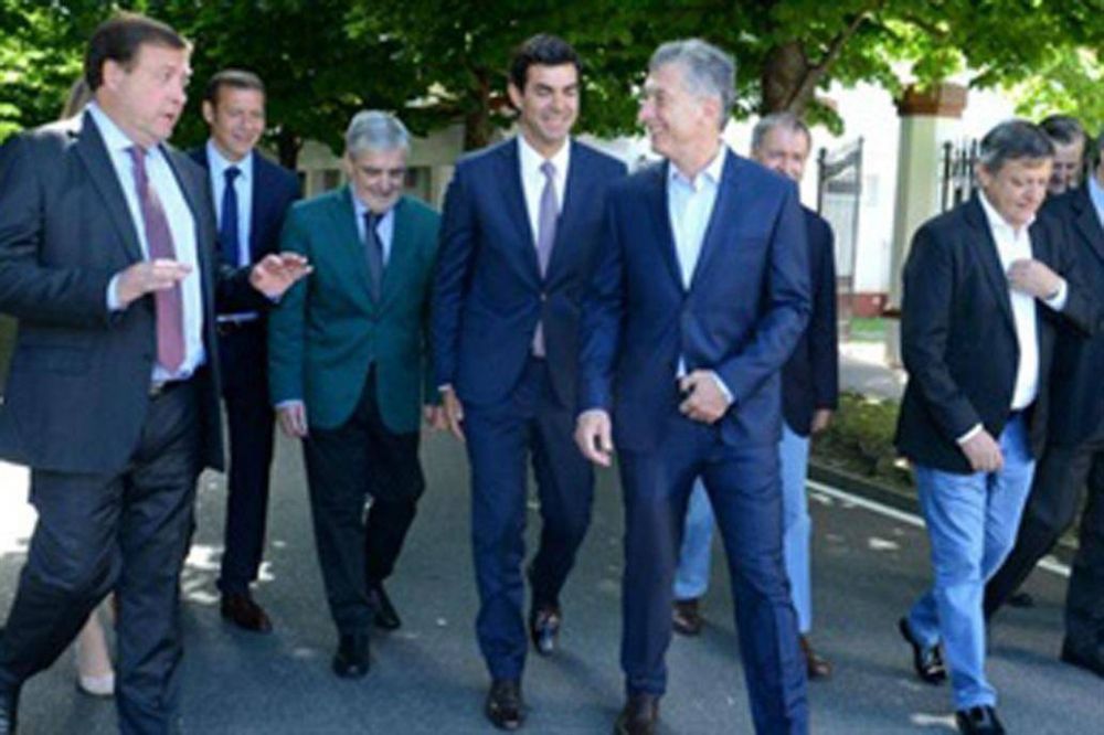 Convocaron a los gobernadores peronistas para reunirse con Macri