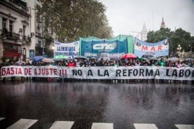 Estatales realizaron un paro con movilizaci�n para reclamar aumento salarial y contra los despidos