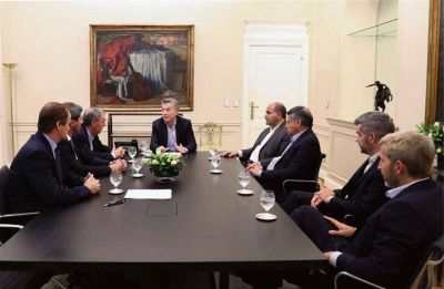 Macri recibi� a gobernadores peronistas y les prometi� que mantendr� las obras p�blicas