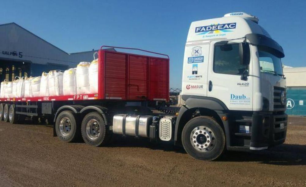 Realizan prueba piloto entre Baha y Vaca Muerta en Argentina con un camin que carga 52 toneladas