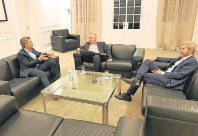 Por miedo a que la crisis lo arrastre, por ahora el peronismo sostiene al Gobierno
