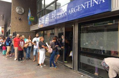 Afirman que, por temor, aumenta �el retiro de d�lares� de los bancos