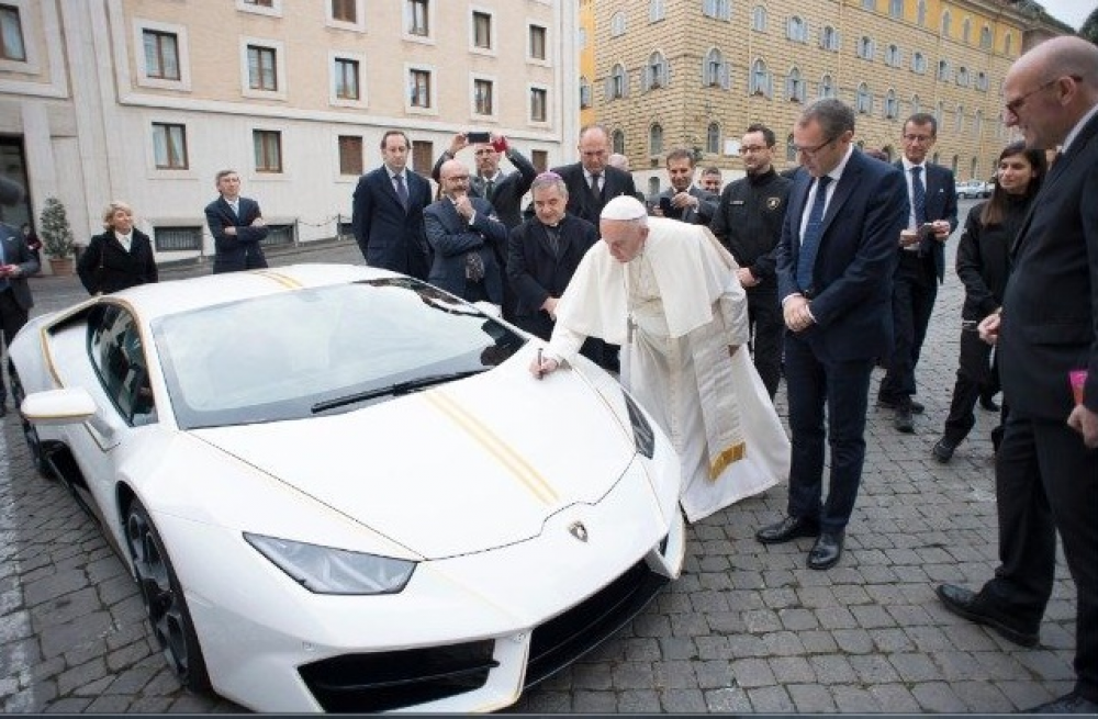 El Papa subasta Lamborghini a beneficio de los cristianos en Irak