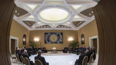 Primera reuni�n con los obispos chilenos; el Papa entrega un texto con temas para meditar