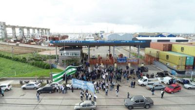 Fracas� una reuni�n y contin�a el bloqueo en el puerto