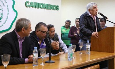 �Vienen momentos dif�ciles� augur� Moyano durante una acto con intendente K