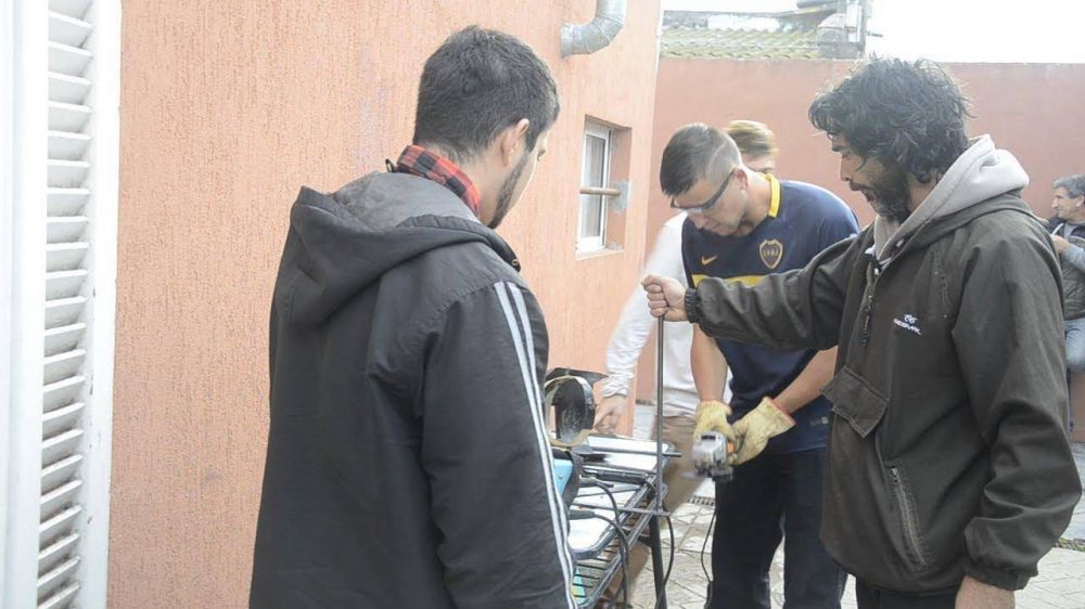 J�venes trabajan en la recuperaci�n de una plaza