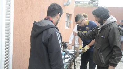 J�venes trabajan en la recuperaci�n de una plaza