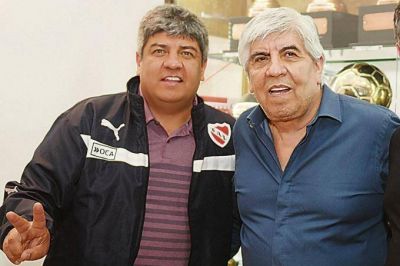 A lo �Pata� Medina: Allanan el sindicato de Moyano por una denuncia de extorsi�n a empresarios