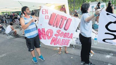 Un acampe contra los despidos
