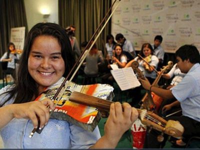 Orquesta de Cateura comparti� escenario con el gran Toquinho