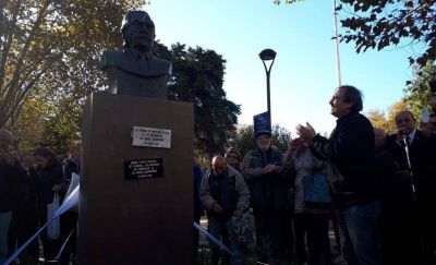 Inauguraron un busto de Raúl Alfonsín en la Plaza San Martín
