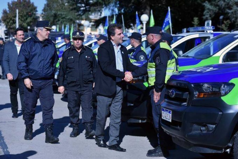 Ritondo entreg 75 mviles policiales para distribuir en municipios del interior bonaerense
