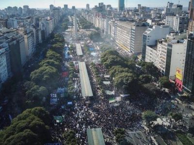 #NoAlFMI: con Camioneros y el kichnerismo a la cabeza, marcha la oposici�n al Obelisco