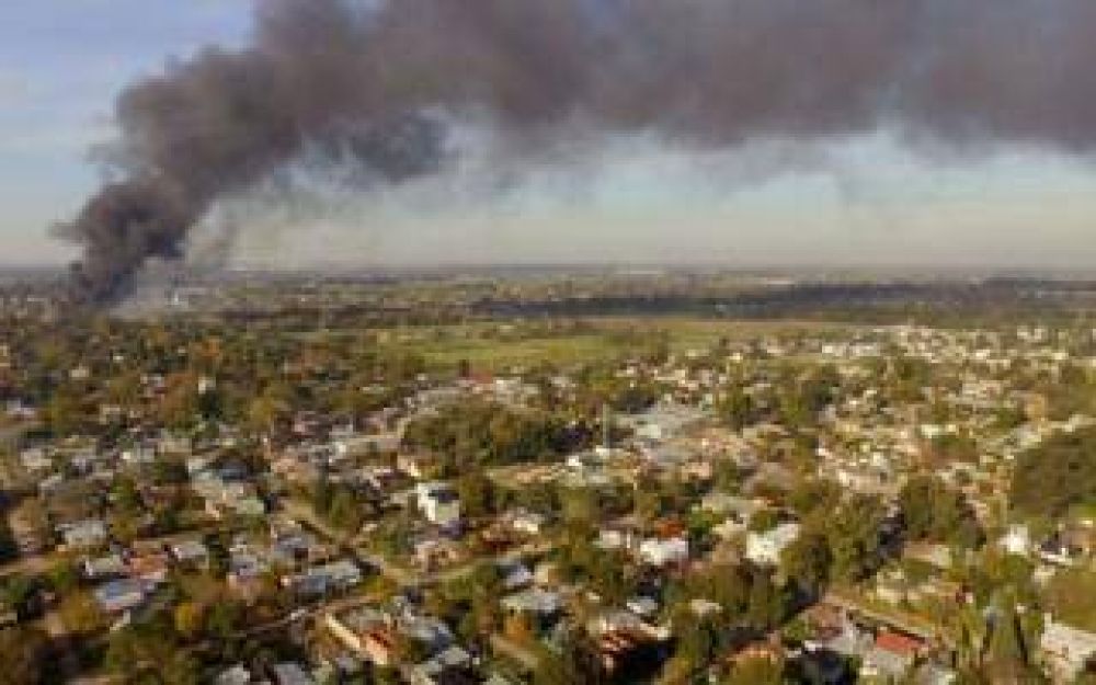Esteban Echeverra: Se incendi la papelera Reciclarpel en Canning y hay un bombero herido