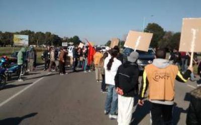 Chascom�s se moviliza para pedirle a las f�bricas que paren con los despidos