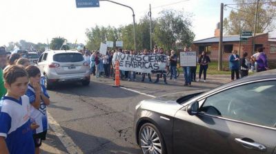 Chascom�s desespera ante los despidos en f�bricas: cientos de vecinos salieron a protestar a la ruta