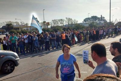 Cientos de vecinos de Chascom�s salieron a la ruta 2 a protestar contra los despidos