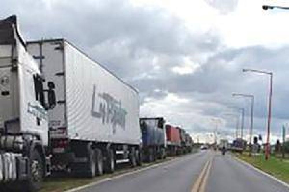 Camiones de gran porte bloquean una de las manos de circulacin en la Ruta 11