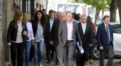 Bronca de intendentes del PJ con los gobernadores por el proyecto de transferir Aysa, Edesur y Edenor